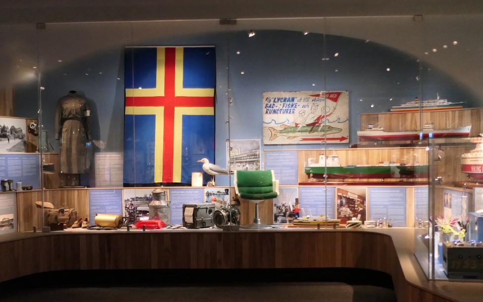 Monter med bland annat en Ålandsflagga