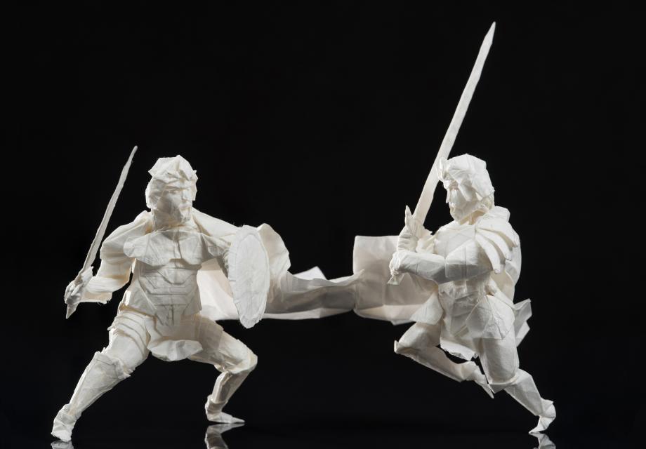 visar två origamifigurer med svärd och sköld 