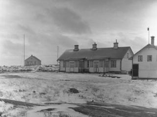 Bostadshuset med maskinhuset i bakgrunden (Foto: Fogdes samling, Ålands museum)