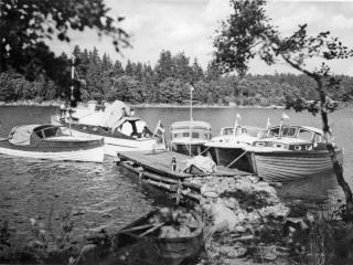 Segelbåtar och motorbåtar vid Rödhamn. Under 1940- och 1950-talet ökade intresset för segling och båtliv. Segel- och motorbåtar blev med tiden en vanlig syn vid Rödhamn. (Foto: Ålands landskapsarkiv)
