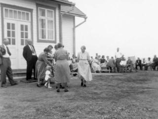 Festligheter utanför fyrvaktarbostäderna. (Foto: Ålands landskapsarkiv)