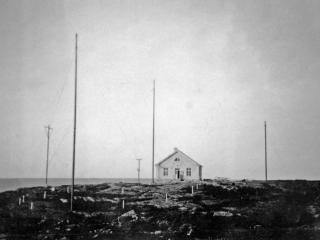 Radiofyren med radioantennerna (Foto: Ålands landskapsarkiv)