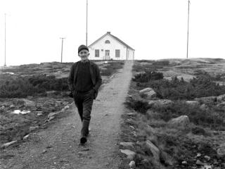 Fyrvaktmästare Volmar Karlsson med Radiofyren i bakgrunden (Foto: Fogdes samling, Ålands museum)