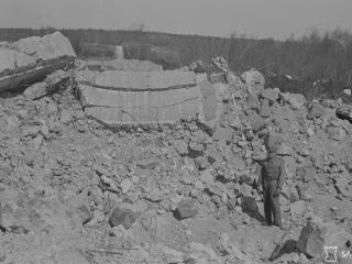 Ruinerna av artilleristation IV på Herrön 9 maj 1945 kl 13.10 (Foto: SA-kuva 149366 finna.fi cc by 4.0)