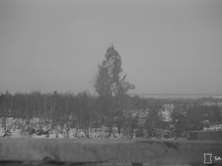 Sprängningen av kanon I på Herrön 24 februari 1945 kl. 11.45. Händelsen är fotograferad från ett eldledningstorn på 500 meters håll och sprängladdningen var 3300 kg (Foto: SA-kuva 149403 finna.fi cc by 4.0)