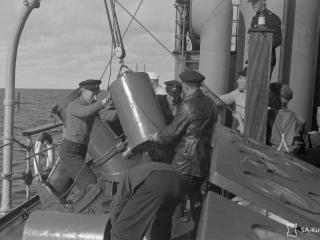 Sjunkbomb görs redo att avfyras från ett finskt eskortfartyg på Ålands hav i augusti 1942. (SA-kuva 31036 finna.fi cc by 4.0)