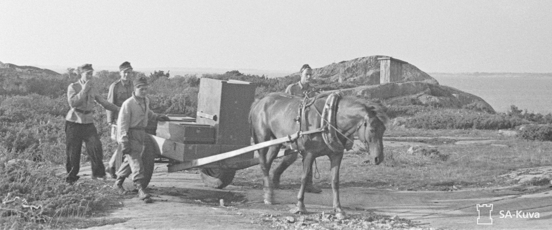 Transporter vid fortet på Nyhamn skedde till stor del med hjälp av hästar som man rekvirerat från bönderna på fasta Åland.