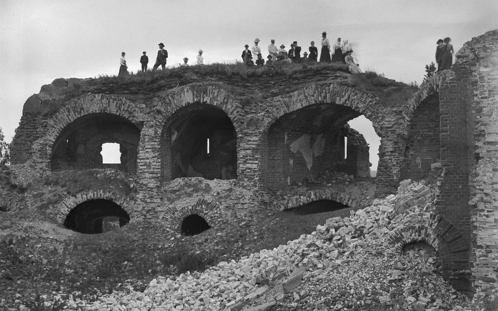 Bomarsund blev ett populärt utflyktsmål under slutet av 1800-talet. Brännklintstornet 1901. Fotografi av Fritz Englund, tillhör Ekenäs Museum.