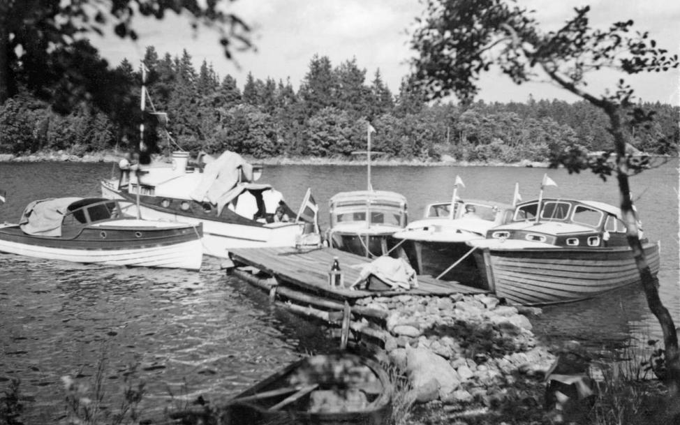 Segelbåtar och motorbåtar vid Rödhamn. Under 1940- och 1950-talet ökade intresset för segling och båtliv. Segel- och motorbåtar blev med tiden en vanlig syn vid Rödhamn.