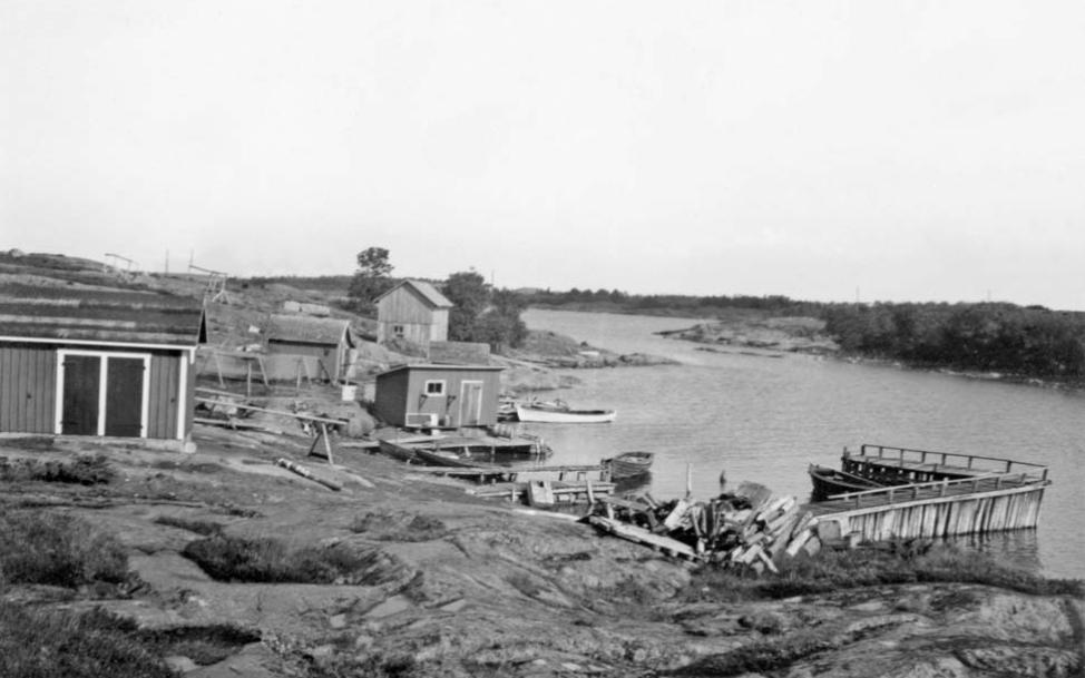 Hamnmiljön vid Rödhamn tidigare och senare. Sjöbodarna och den gamla bryggan från fyrvaktarnas tid finns kvar i Rödhamns hemmahamn och miljön har fått behålla sin småskaliga karaktär.