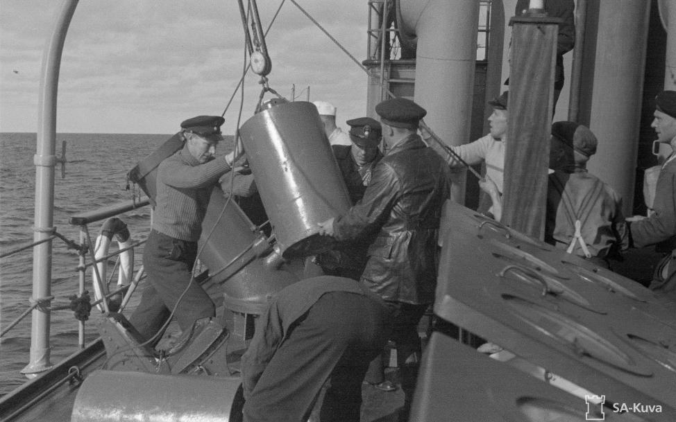 Sjunkbomb görs redo att avfyras från ett finskt eskortfartyg på Ålands hav i augusti 1942.