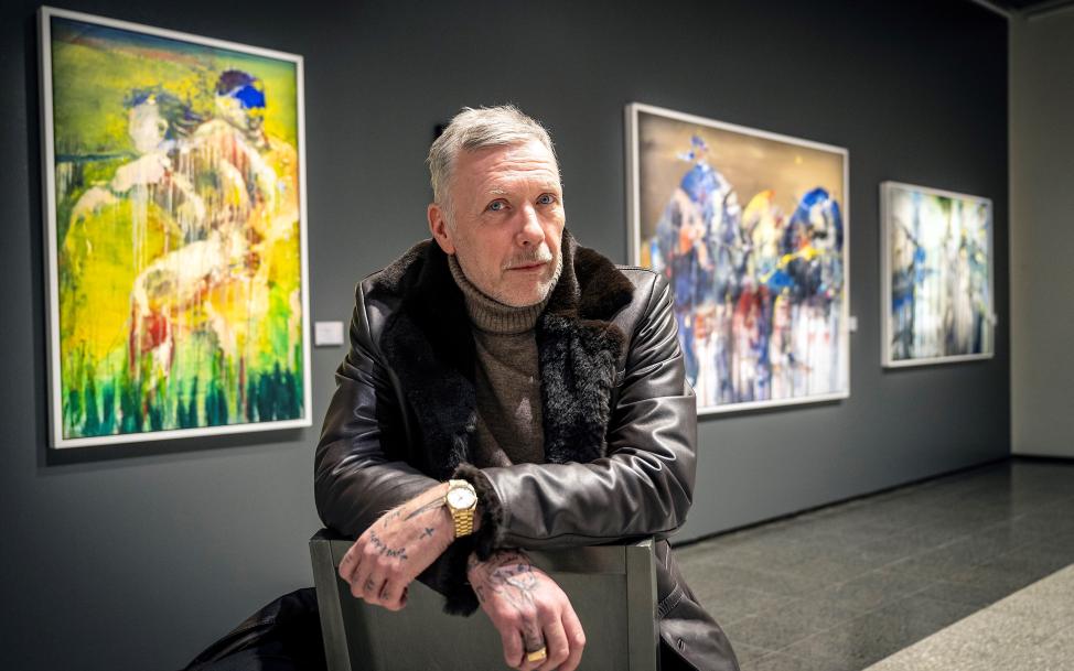 Foto på Mikael Persbrandt i utställningen på Ålands konstmuseum, fotograf Daniel Eriksson, Ålandstidningen